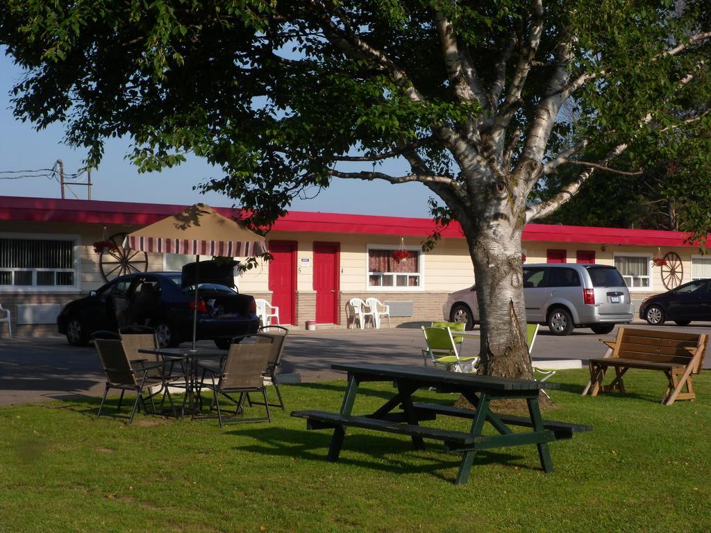 The Silver Birch Motel Годерич Экстерьер фото